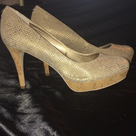 Tahari Pumps NWT Gold - Picture 3 of 4